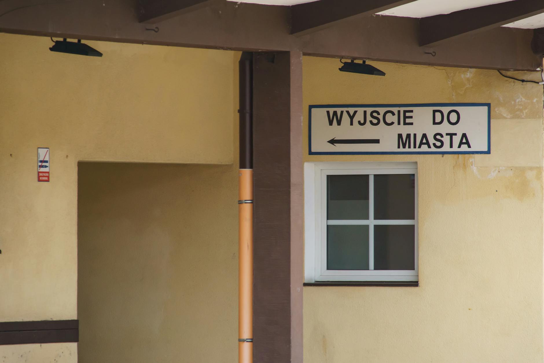 Grafika przedstawiająca kalendarz z zaznaczonymi datami symbolizującymi kolejki do specjalistów w Przemyślu