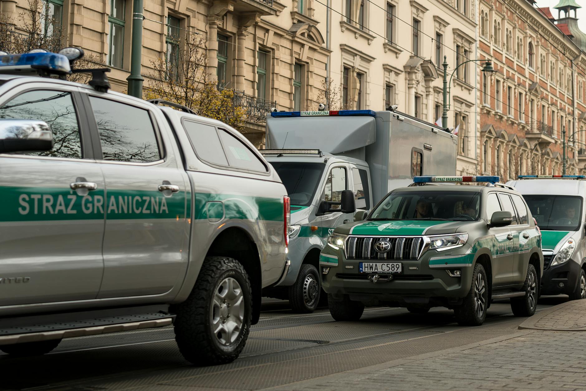 Grupa funkcjonariuszy Straży Miejskiej w Przemyślu w mundurach, symbolizująca nowy nabór do pracy w służbach miejskich.