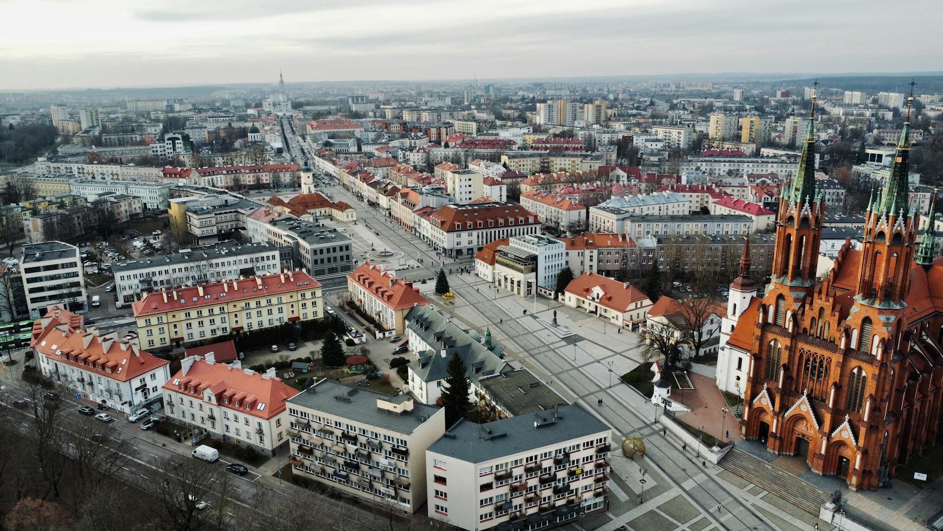 Graficzne przedstawienie budżetu miasta Przemyśl na rok 2025, z zaznaczoną nadwyżką i głównymi kategoriami wydatków.