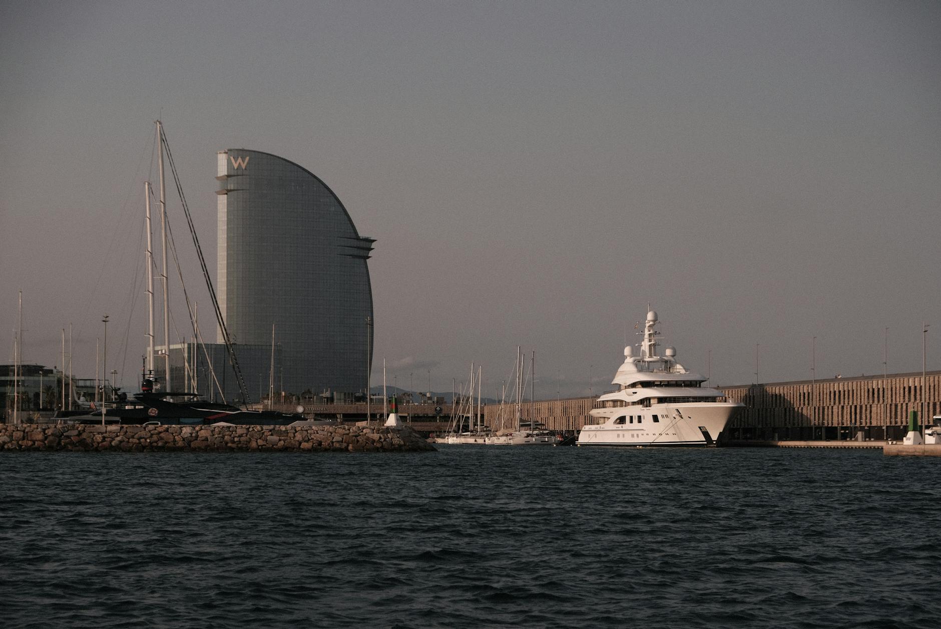 Mapa Przemyśla z zaznaczonymi punktami pomiaru jakości powietrza lub ikony symbolizujące zanieczyszczenie powietrza i zdrowie.