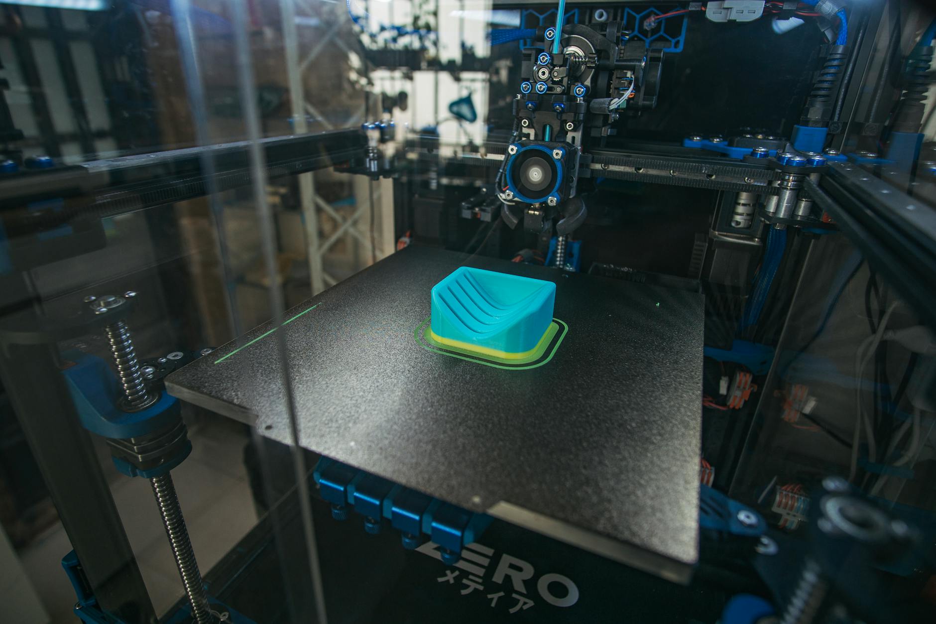 Ilustracja płatowca wykonanego technologią druku 3D, w tle zamazane miasto Przemyśl